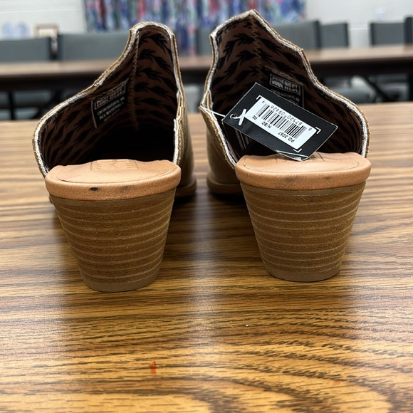 NWT Code West Womens Tan Suede Text Me Slip On Pointed Toe Heeled Shoe Size 8M - Picture 5 of 9